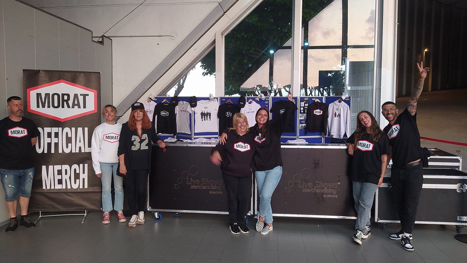 Equipo MaitincMerch en montaje de stand